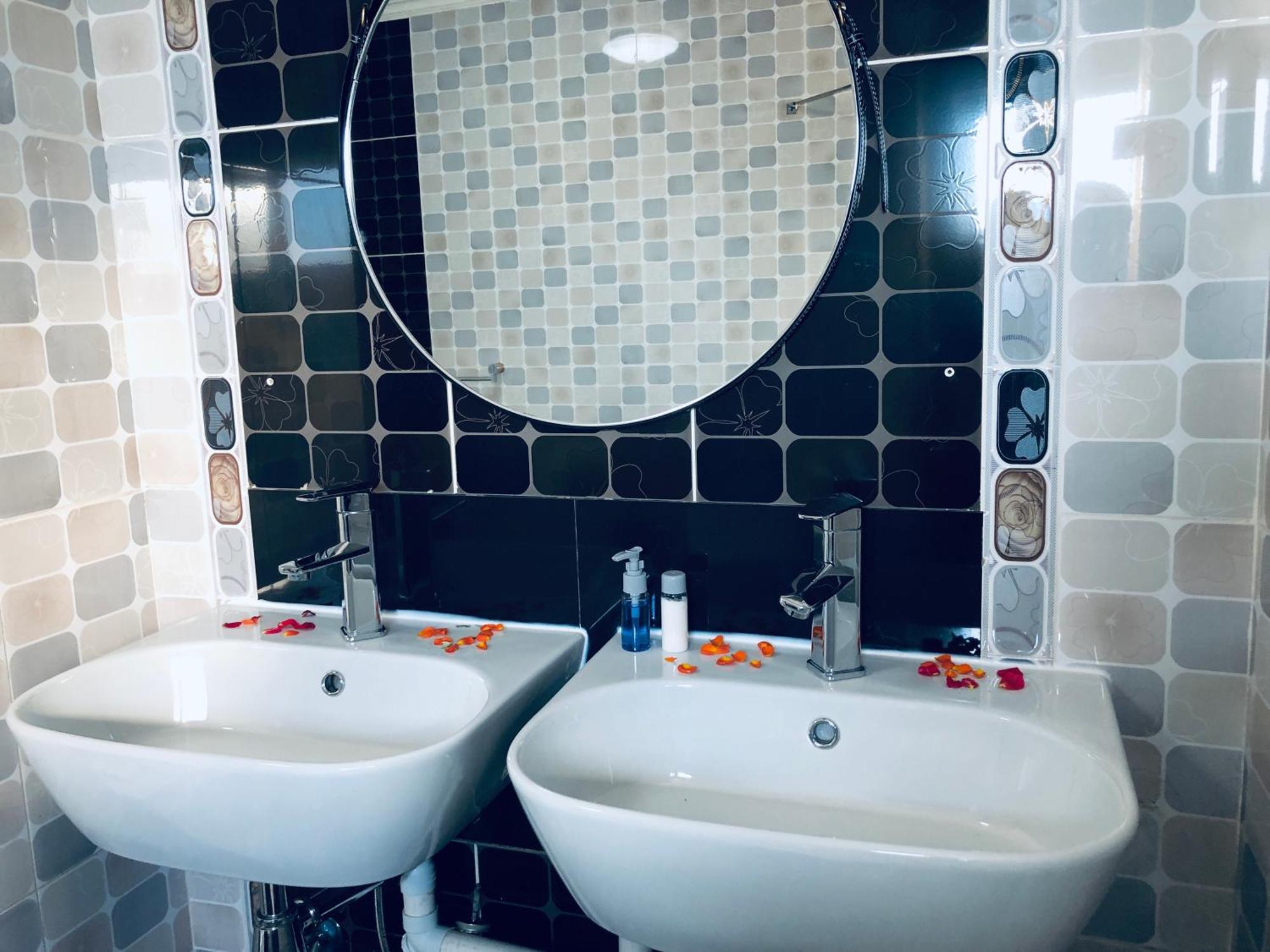 Gabz Airport Inn Габороне Екстериор снимка