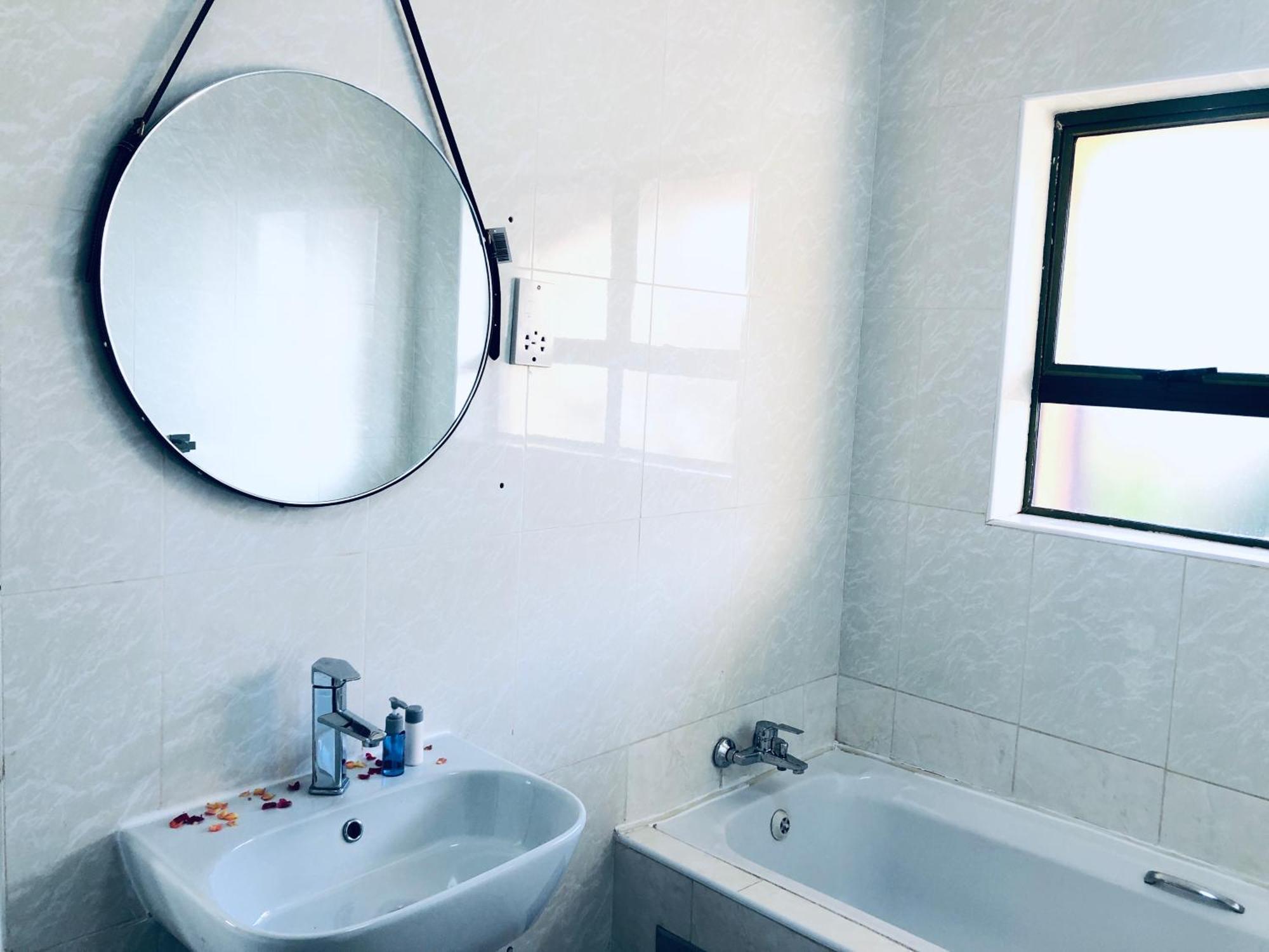Gabz Airport Inn Габороне Екстериор снимка