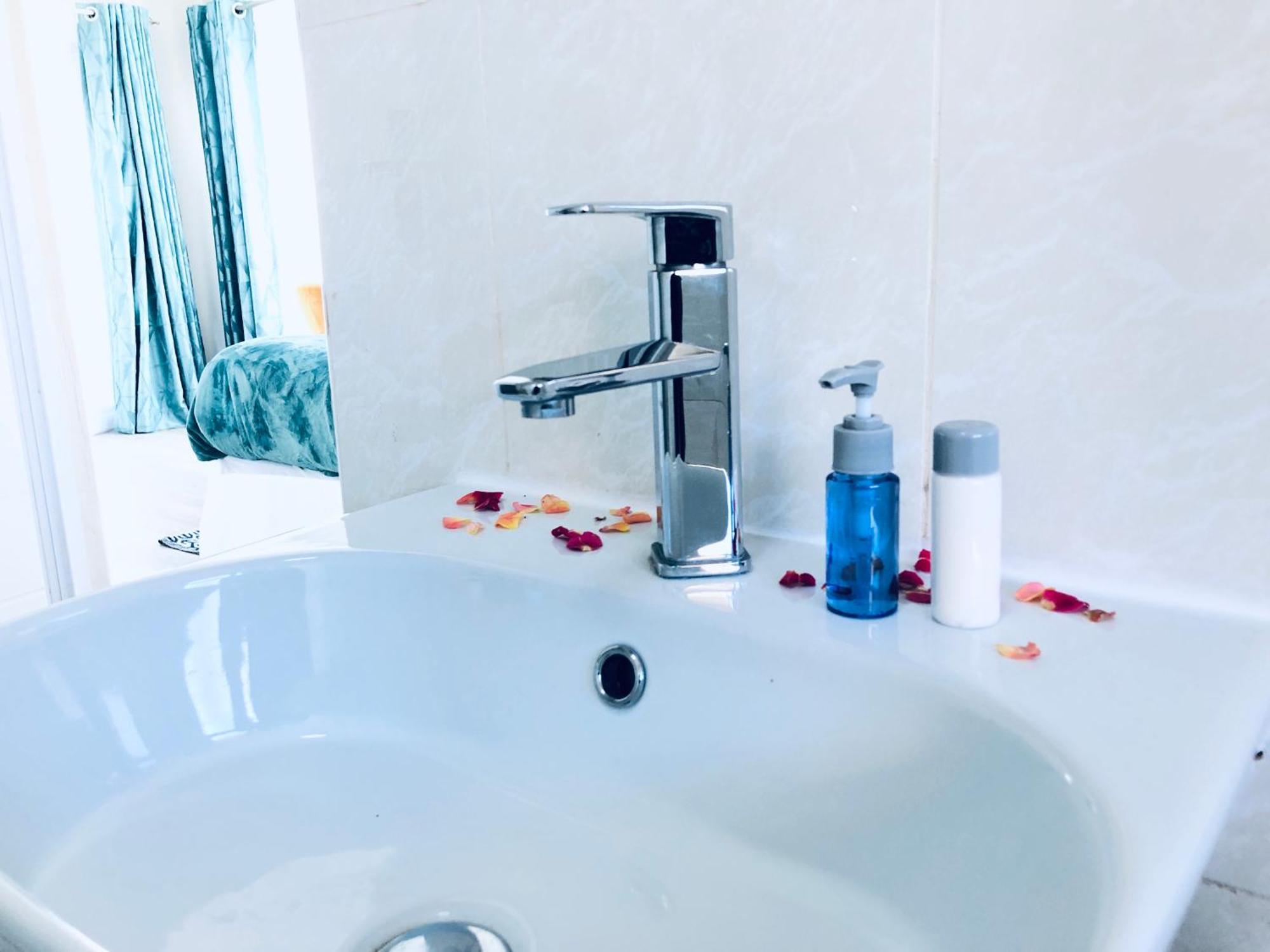 Gabz Airport Inn Габороне Екстериор снимка