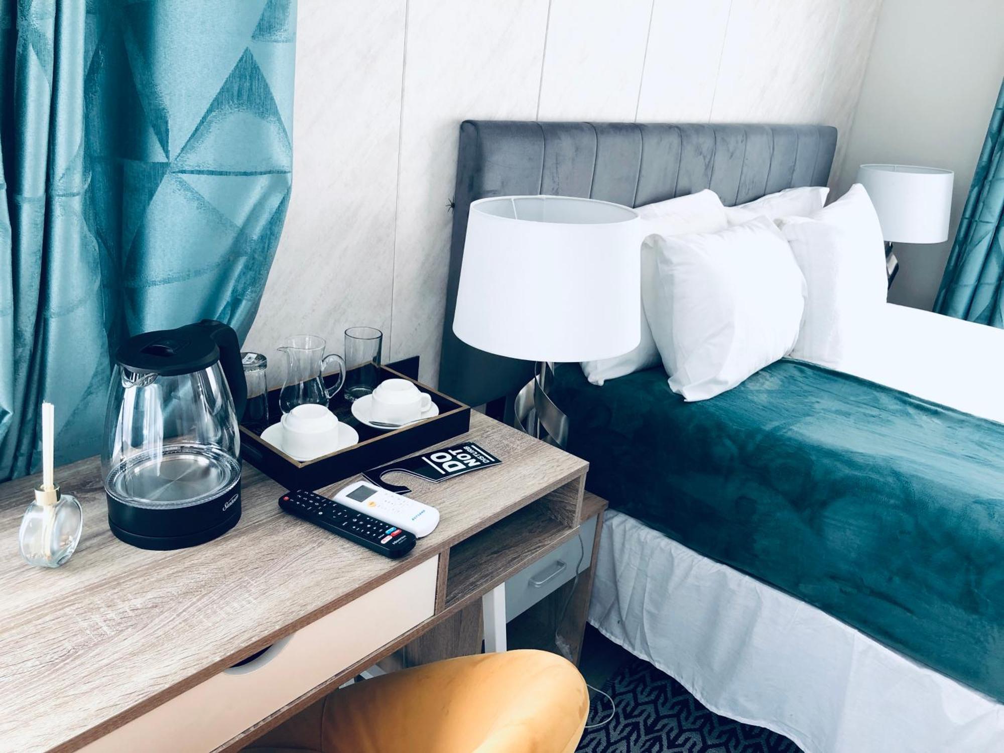Gabz Airport Inn Габороне Екстериор снимка